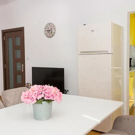 Feel At 2bd Flat In By Flat Mаnаger Apartman *