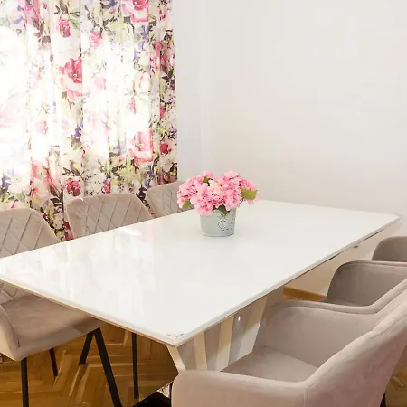 Feel At 2bd Flat In By Flat Mаnаger Apartman